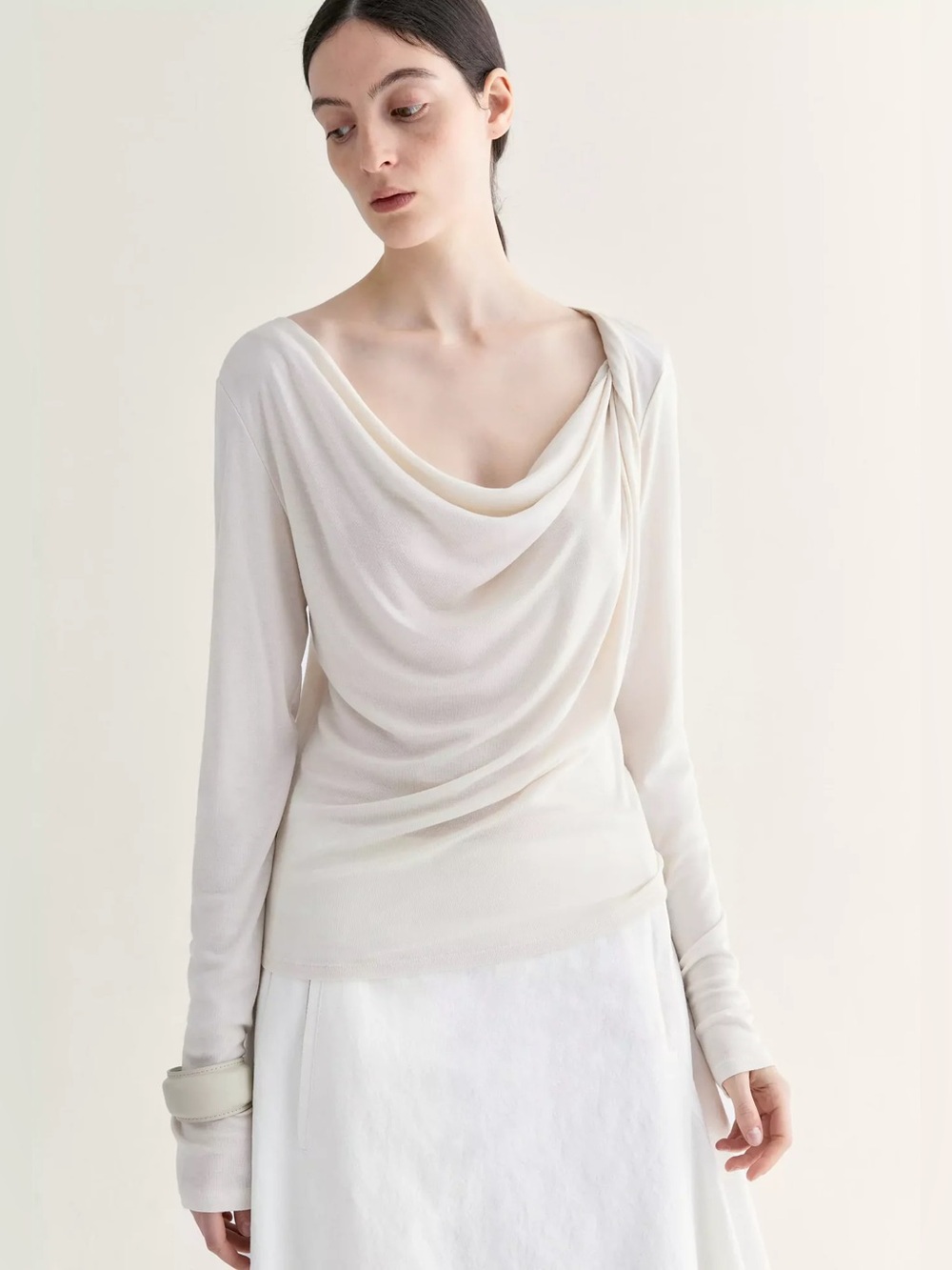 Insis Femme Two-way Shouler-twist Top in off white